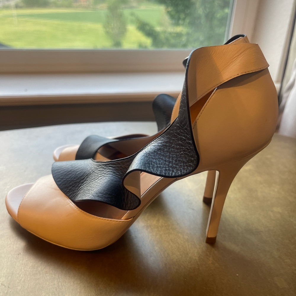 BALENCIAGA (Retail:$416) White/Black Leather Ruffle Trim D'Orsay Pumps Size 38 - Picture 7 of 9
